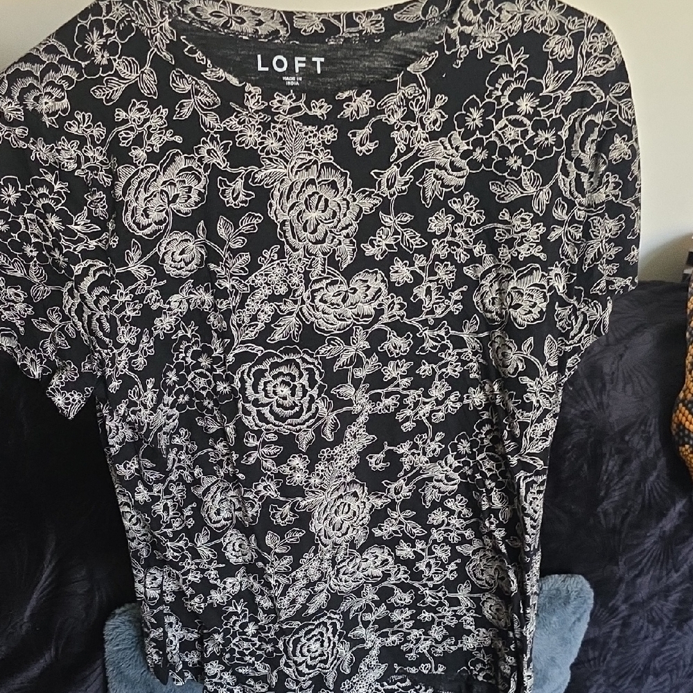 💚5/$20💚 LOFT Black Floral Short Sleeve Tee